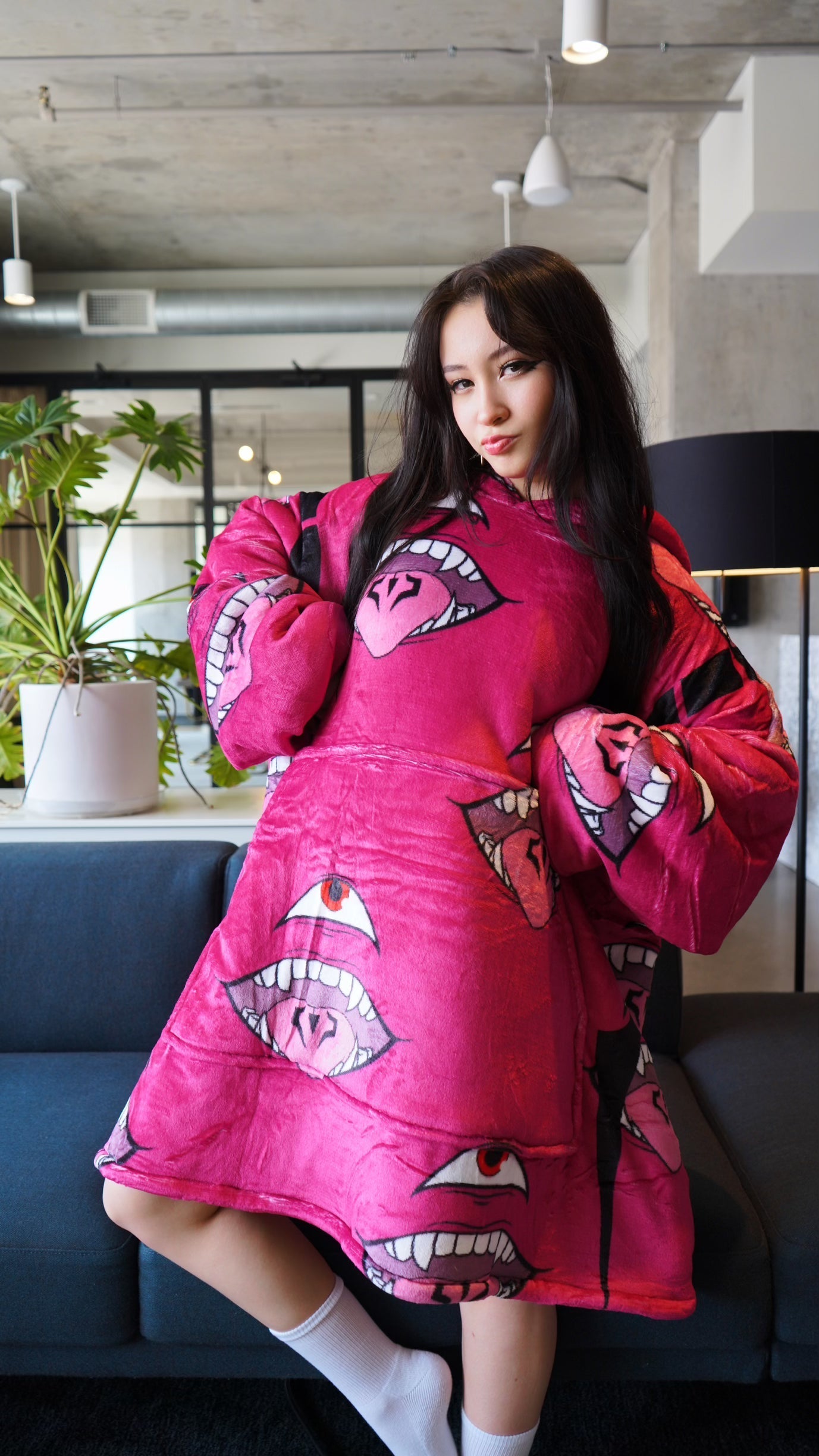 König der Flüche Kuschelpullover mit Decke