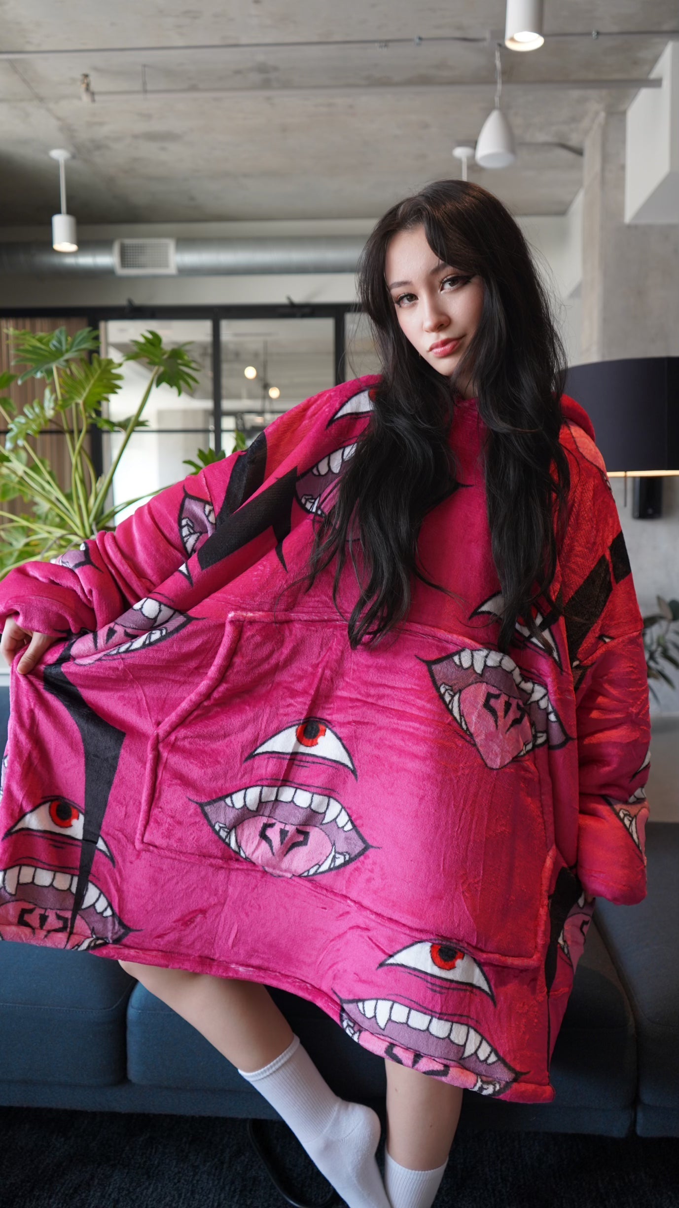 König der Flüche Kuschelpullover mit Decke